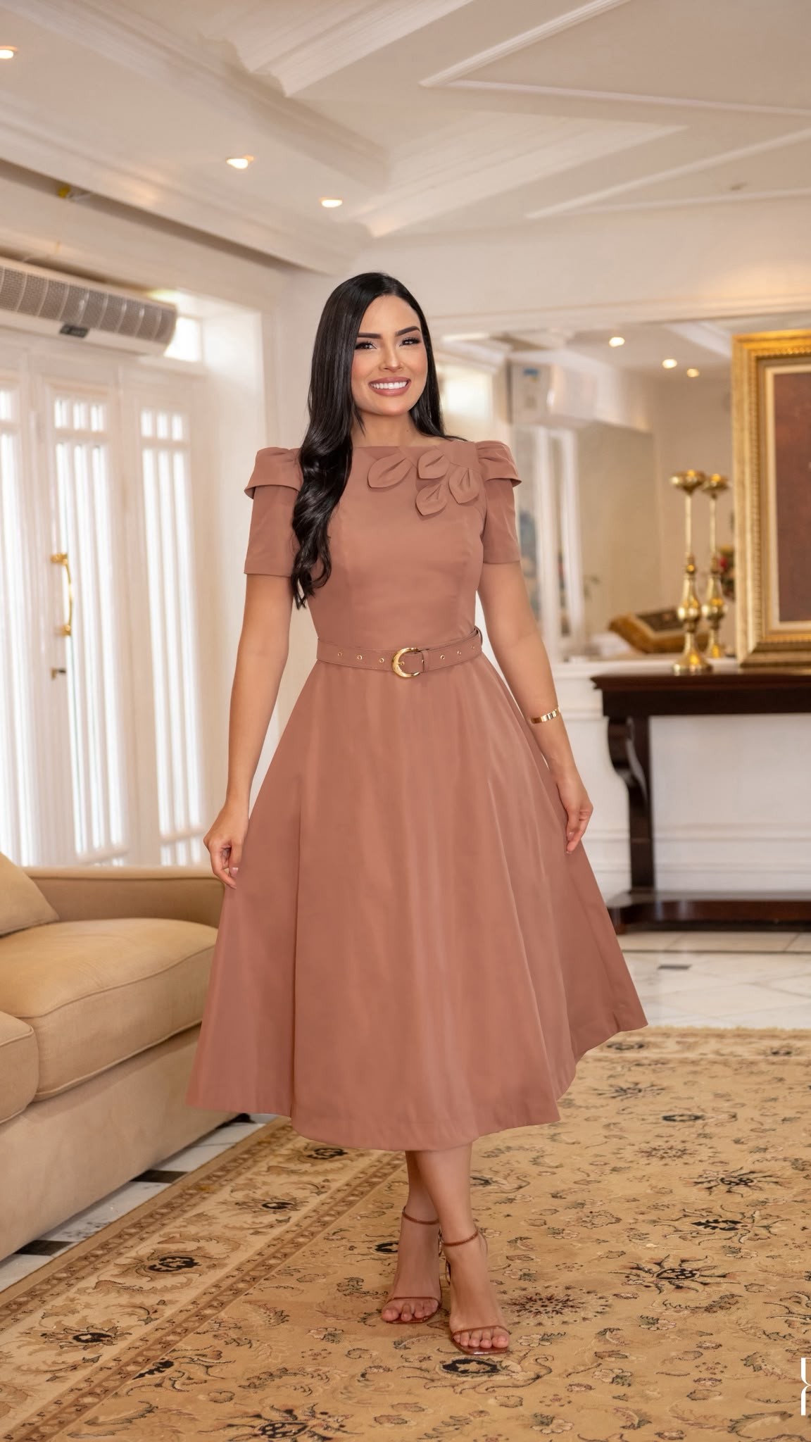 Mulher usando vestido midi em tom terroso representando a essência Virtuosa